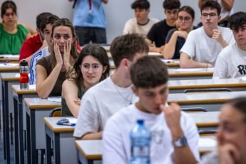 “Han ido a pillar”: casi toda España se suma a la PAU en una Selectividad blindada con detectores de frecuencia