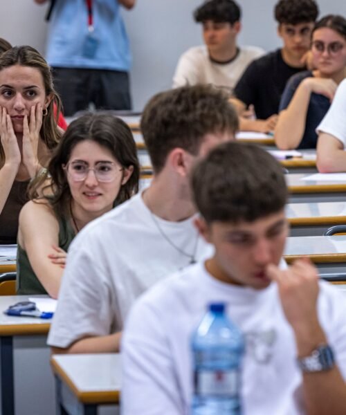 “Han ido a pillar”: casi toda España se suma a la PAU en una Selectividad blindada con detectores de frecuencia