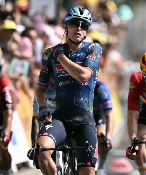 Tim Merlier se impone en el eléctrico sprint de Burdeos
