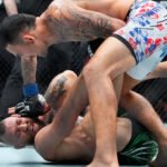 Una lesión en la rodilla derecha frustra el regreso de Conor McGregor que pierde ante Max Holloway