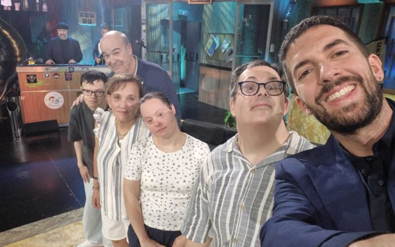 La liada de Antonio Resines y Candela Peña en el ‘hasta luego’ de David Broncano y La Revuelta