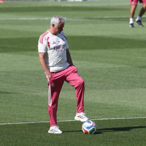 Primer ensayo de Mourinho: perfil bajo, manos en los bolsillos y todas las cámaras sobre él