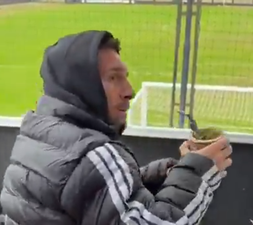 Messi reaparece tomando mate en un partido de la cuarta división en el que la figura fue otro Messi