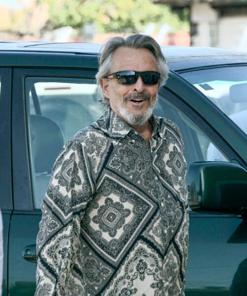 Miguel Bosé vuelve al centro de la polémica: carga contra la Agenda 2030, niega el cambio climático y desea que «ardan» los ecologistas en plena ola de incendios