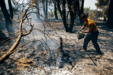 Última hora de los incendios forestales, en directo | Los trabajos en la sierra oeste de Madrid se centran en el entorno del río Cofio, uno de los puntos críticos