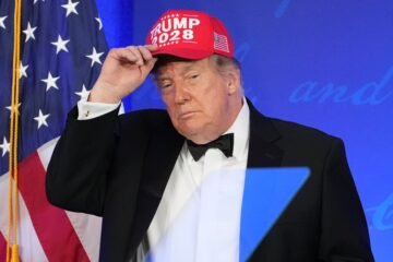 Trump bromea en la repetición de la cena de corresponsales con su opción de ser presidente por tercera vez