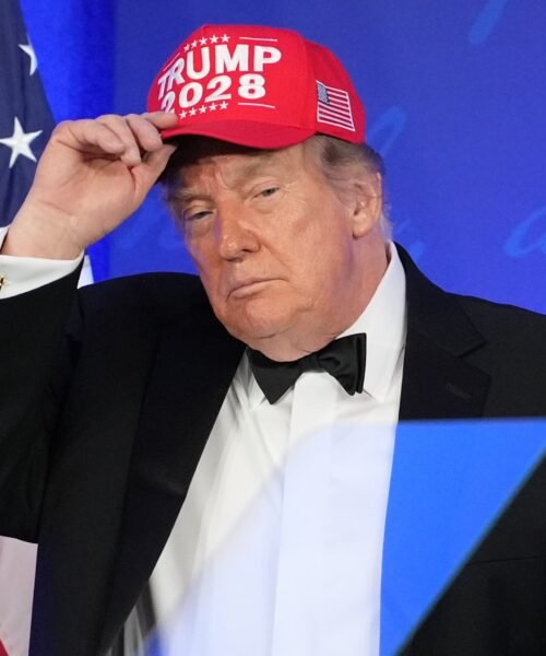 Trump bromea en la repetición de la cena de corresponsales con su opción de ser presidente por tercera vez