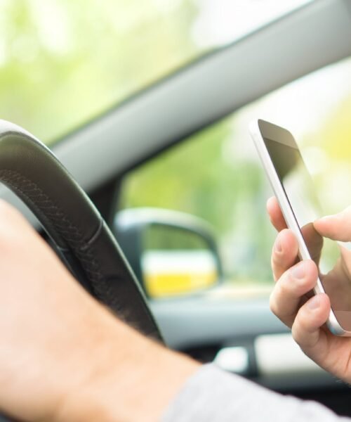 Cataluña incorporará un sistema con IA que detecta a conductores con su móvil en el regazo