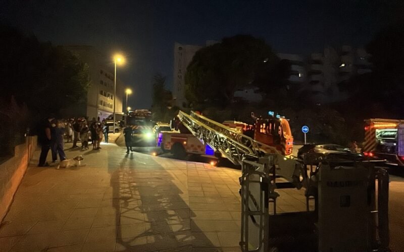 Fallecen dos menores de 10 y 15 años en el incendio de una vivienda en Benalmádena (Málaga)