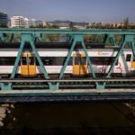 Un socavón en las obras del soterramiento de trenes en Montcada obliga a parar tres líneas de Rodalies y engulle a una grúa