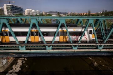 Un socavón en las obras del soterramiento de trenes en Montcada obliga a parar tres líneas de Rodalies y engulle a una grúa