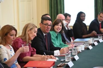 Burnham pide a sus ministros un “cambio de prioridades” y medidas que alivien el coste de la vida de los británicos
