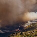 Última hora de los incendios forestales, en directo | El incendio en Ávila obliga a confinar Burgohondo, El Tiemblo y Navaluenga
