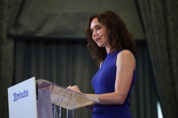 El Gobierno de Ayuso mantiene su pulso con el de Sánchez y deja en pausa el registro de objetores del aborto