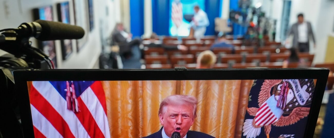Las cadenas que se negaron a emitir el discurso de Trump se enfrentan a las represalias del Gobierno