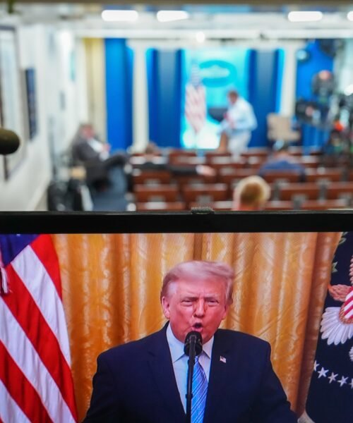 Las cadenas que se negaron a emitir el discurso de Trump se enfrentan a las represalias del Gobierno