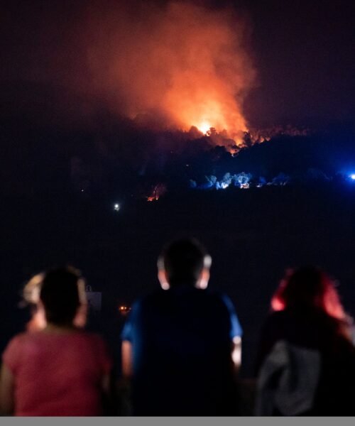 Última hora de los incendios forestales, en directo | Más de 115.000 evacuados por los incendios de Madrid, Ávila y Castellón