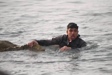 Centenares de inmigrantes llegan a nado a Ceuta, en imágenes