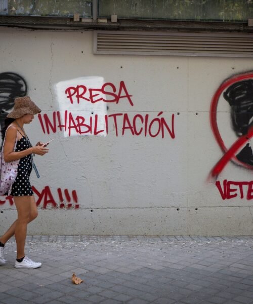Enfado y resignación en Vallecas tras perder la concesión del estadio del Rayo: “Lo tenían que haber hecho hace tiempo”