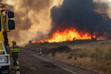 Última hora de los incendios forestales, en directo | Un incendio en el parque natural Arribes del Duero (Zamora) obliga a desalojar 12 localidades
