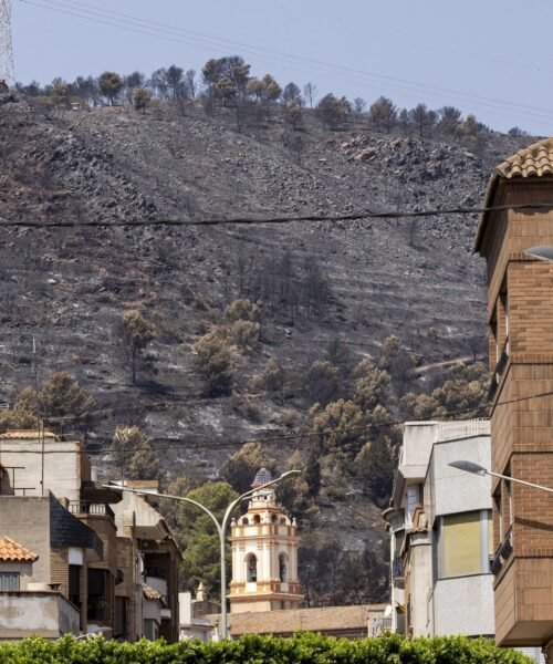 El fuego que afecta al parque natural de la Sierra de Espadán de Castellón  continúa vivo al sexto día de su inicio