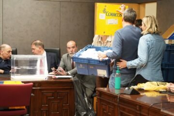 La Junta Electoral rechaza quitarles el voto por correo a los residentes en el extranjero pero pide a aclaraciones sobre la ‘ley de nietos’