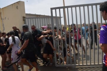 Última hora de la entrada de inmigrantes a Ceuta, en directo | El PP se lanza contra el Gobierno por la crisis y reivindica su proposición de ley para las devoluciones