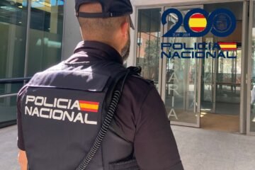 Un hombre es hallado muerto con una docena de puñaladas y restos de gas pimienta en una urbanización de Madrid