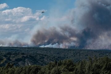 Evacuados un municipio y un campamento infantil por un incendio en la Sierra Norte de Guadalajara