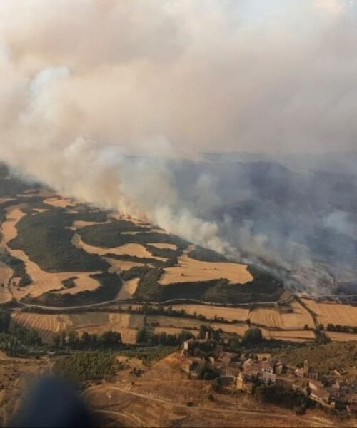 Incendios forestales del 17 de julio de 2026 | El viento complica las labores para contener el incendio de Orés, que ha quemado ya 14.000 hectáreas