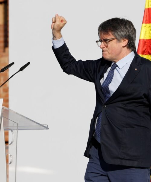 La jueza propone sentar en el banquillo a los tres mossos acusados de ayudar a huir a Puigdemont en 2024