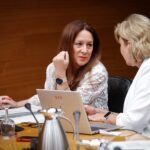 Un micro abierto capta a dos diputados de Vox en Les Corts: llaman “bruja” a una socialista y se jactan de la filtración de una fiscal