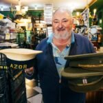 De la gorra del ‘Azor’ en Lugo a las botellas de un caso sin resolver en Vigo: la vida ‘vintage’ de los restos del franquismo