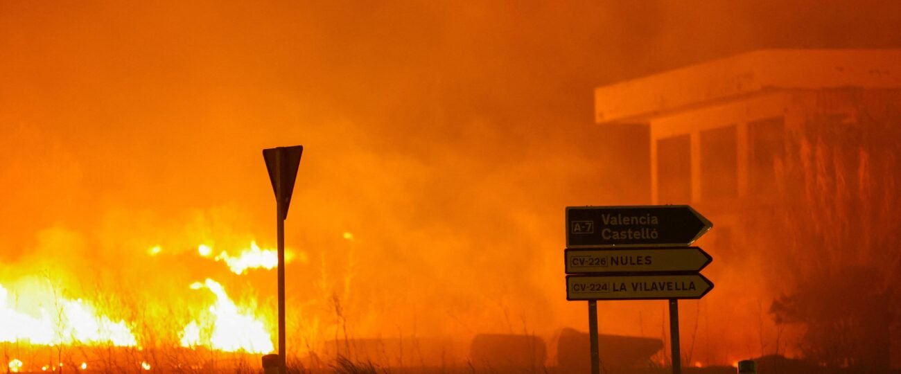 El fuego de La Vall d’Uixó (Castellón) quema 6.500 hectáreas y se sospecha que su origen fue intencionado