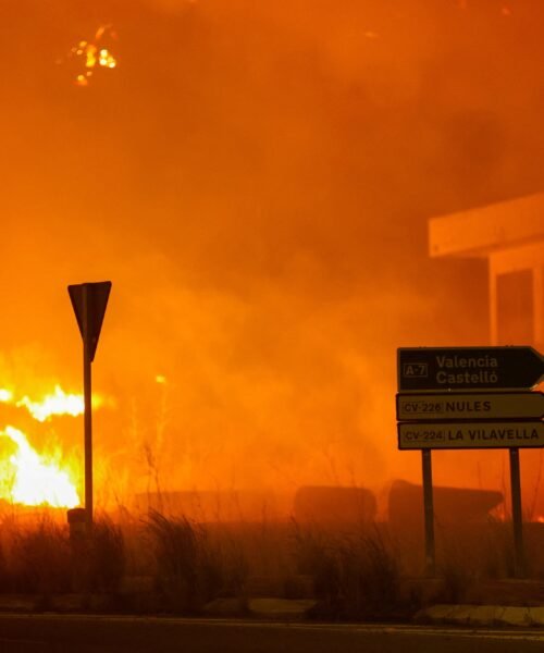 El fuego de La Vall d’Uixó (Castellón) quema 6.500 hectáreas y se sospecha que su origen fue intencionado
