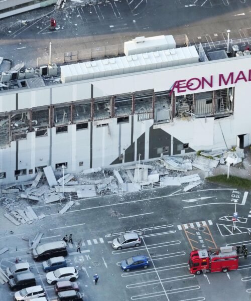 Varias personas quedan atrapadas en la explosión de un centro comercial tras un fuerte terremoto en Japón