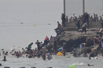 El Gobierno moviliza al Ejército de Tierra desplegado en Ceuta ante la magnitud de la crisis