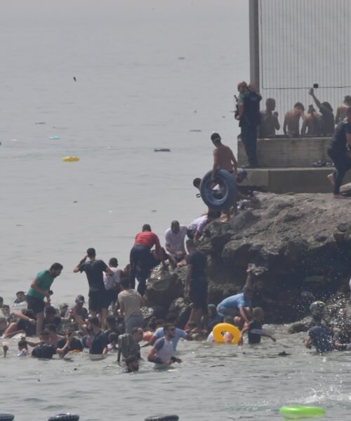 El Gobierno moviliza al Ejército de Tierra desplegado en Ceuta ante la magnitud de la crisis