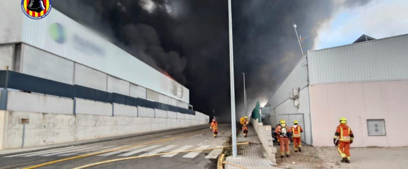 El incendio en una planta de reciclaje en Aielo activa el plan de emergencia por el abundante humo