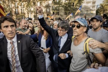 La justicia deja a un paso de juicio a tres ‘mossos’ por ayudar a huir a Carles Puigdemont