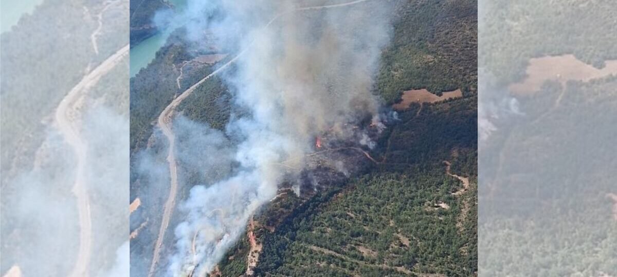 Un incendio en Camarasa obliga a confinar el núcleo de Fontllonga y quema más de 20 hectáreas