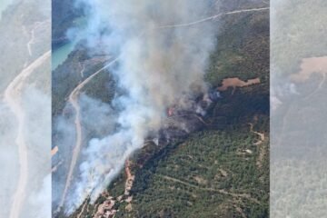Un incendio en Camarasa obliga a confinar el núcleo de Fontllonga y quema más de 20 hectáreas