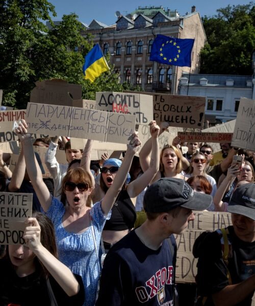 Miles de personas protestan en varias ciudades de Ucrania contra la destitución del ministro de Defensa