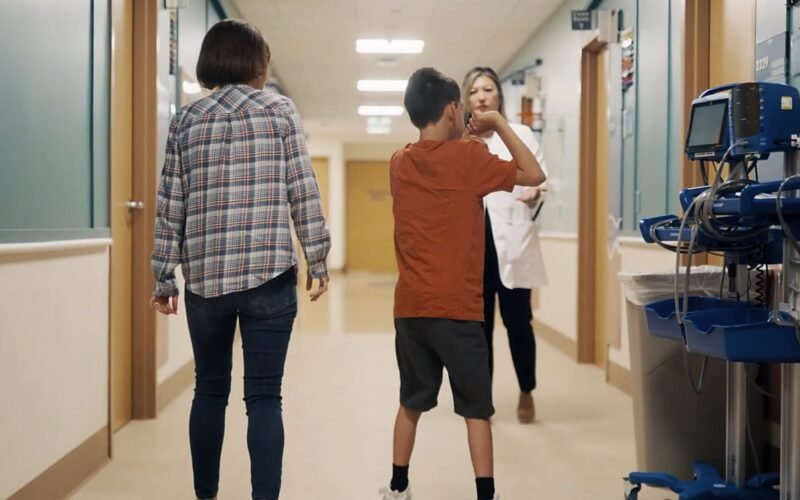 Una terapia solo para Connor: un adolescente camina por primera vez sin ayuda gracias a una ‘tirita’ genética