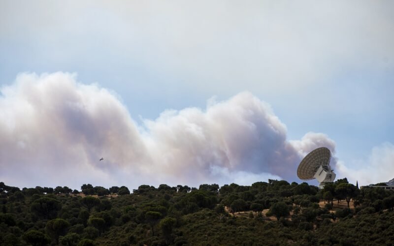 Las llamas y el humo obligan a desalojar una estación de la NASA en la Sierra Oeste de Madrid