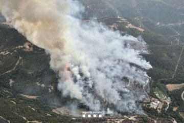 Evacuados una casa de colonias y un campin por un incendio en Sant Quirze Safaja (Barcelona)