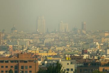 Las calles abarrotadas del centro de Madrid desafían la mala calidad del aire: “Miedo ninguno”
