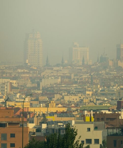 Las calles abarrotadas del centro de Madrid desafían la mala calidad del aire: “Miedo ninguno”