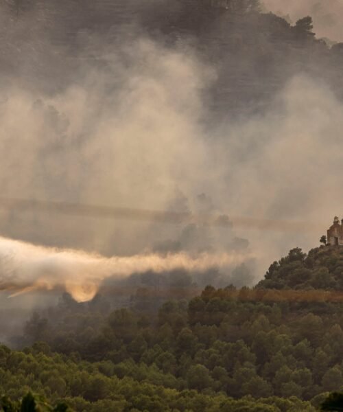 Mil vecinos vuelven a casa mientras 7.000 siguen evacuados por el incendio de La Vall d’Uixó