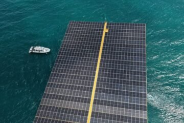 El Puerto de Valencia prueba la primera plataforma solar marina de España